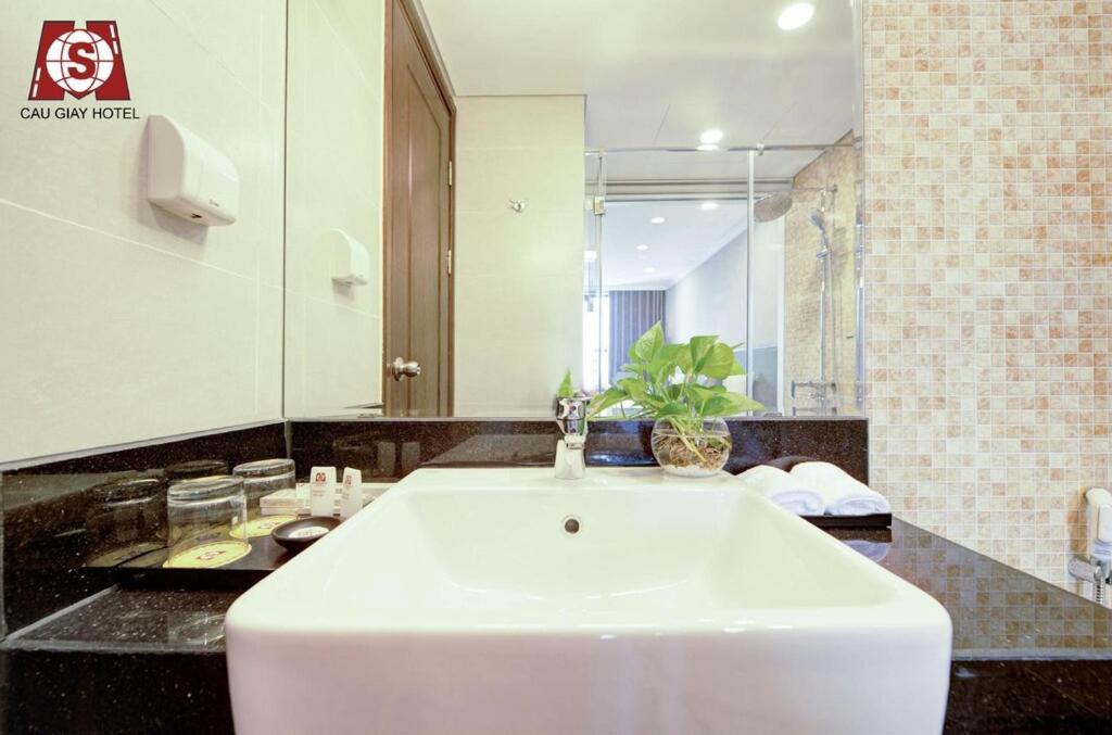 Cau Giay Hotel - By Bay Luxury 河内 外观 照片